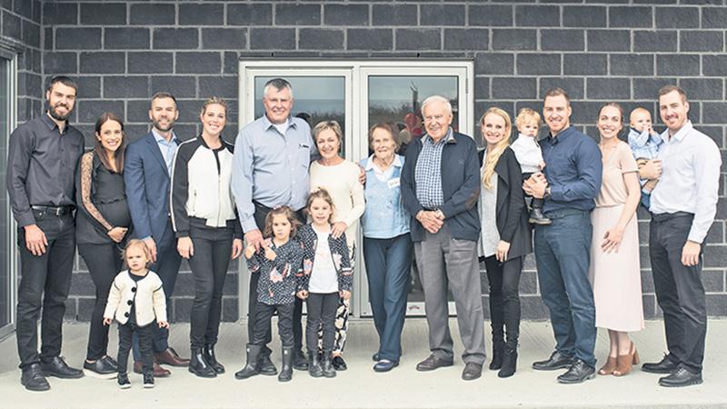 Quatre générations de la famille Letendre ont participé à l’inauguration de la succursale de Sherbrooke, en compagnie de la direction de Kenworth Maska. Photo Jean Jeannotte