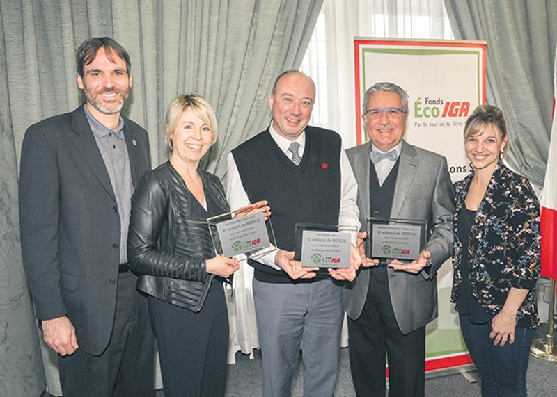 Le conseiller municipal David Bousquet, Sophie Jodoin, propriétaire des IGA Famille Jodoin à Douville et Supermarché Guy Jodoin à La Providence, Mario Carrier, directeur du IGA Douville, Dany Benoit, propriétaire du IGA Extra Famille Benoit, et Julie Lafortune, directrice du Jour de la Terre Québec. Photo François Larivière | Le Courrier ©