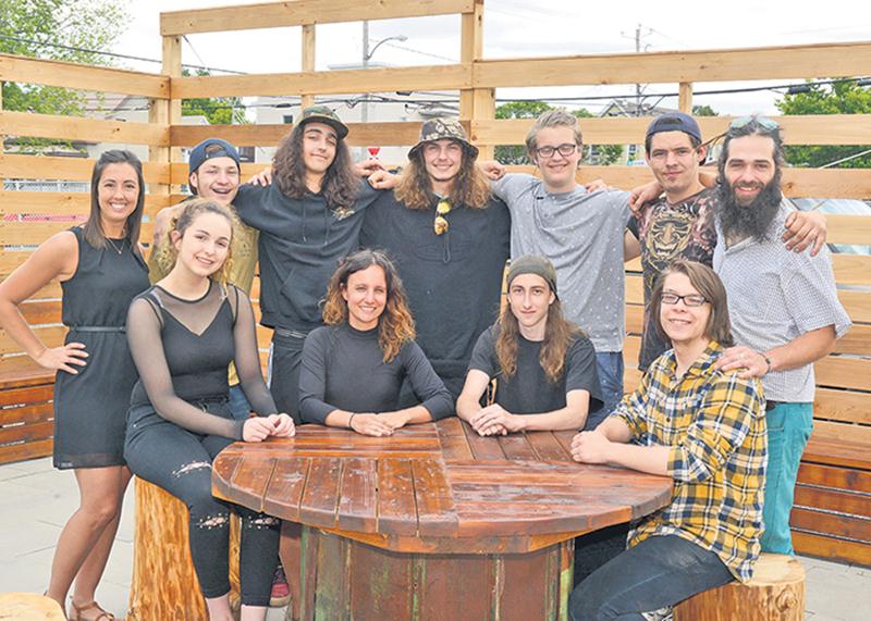 Les étudiants de l’école Raymond ayant participé au projet de classe verte sont accompagnés d’Étienne Plante (debout à droite), propriétaire de Bois D’fer, de Camélia Barrière (assise au centre), enseignante, et de Mélissa Dion (debout à gauche), technicienne.