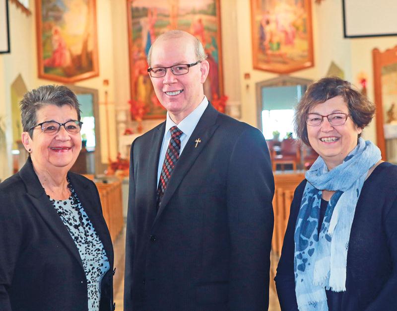 Ginette Comtois, le pasteur Jacques Lamoureux et Jeanne d’Arc Tremblay ont mis beaucoup d’efforts dans la dernière année pour moderniser les trois paroisses faisant partie du projet d’Église vivante. Photo Robert Gosselin | Le Courrier ©