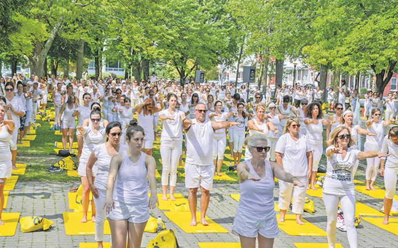 La séance traditionnelle de yoga en blanc était dirigée par Marie-Ève Gauthier et Perrine Marais, professeures de yoga chez PurÉquilibre et ambassadrices Lolë. Deux autres professeures les accompagnaient, soit Dandy Thibodeau et Éloïse Landry. Photos François Larivière | Le Courrier ©