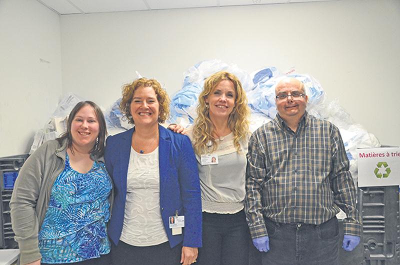 Au centre, France Le Blond,  du CISSSME, et Nathalie Robitaille, de l’entreprise Synergie Santé