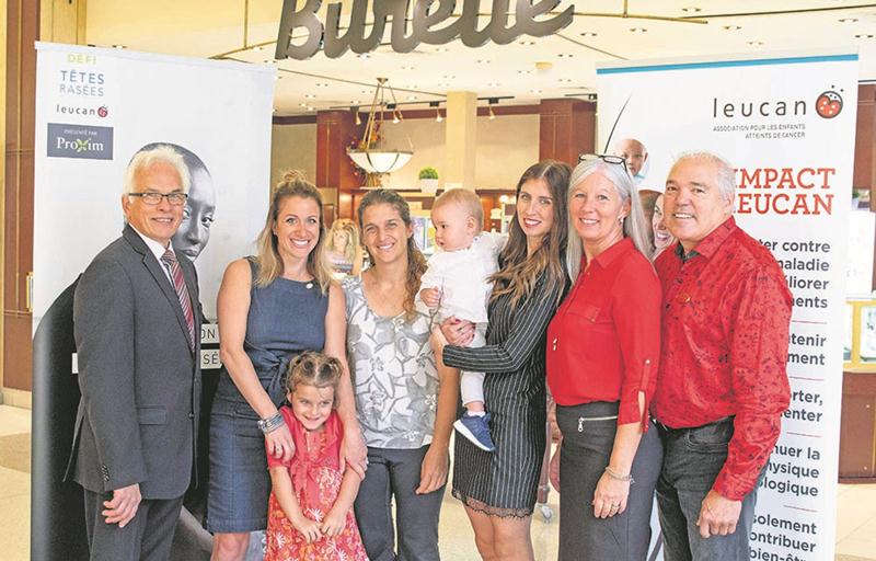 La timide Léonie, en rémission d’une tumeur de Wilm’s à 4 ans, est entourée par André Brochu, directeur général des Galeries St-Hyacinthe, Valérie Bigras, chargée de projets, développement philanthropique à Leucan Montérégie, sa mère Patricia Chagnon et la famille d’honneur, composée de Louka, Monika Charbonneau, Guylaine Blain et Michel Charbonneau. Ensemble, ils espèrent en convaincre plusieurs de « mettre leur tête à prix ». Photo Martin Lacasse | Le Courrier ©