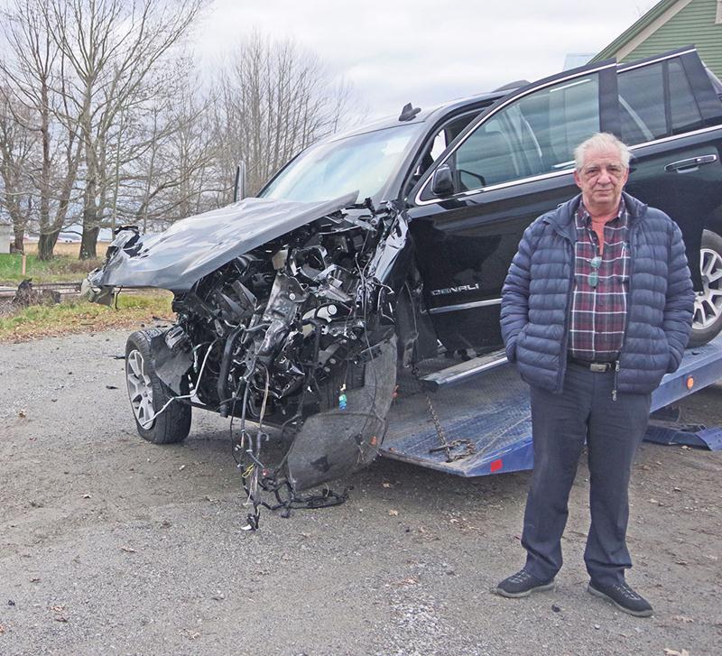Le conducteur, posant ici devant ce qu’il reste de son véhicule, s’en est sorti indemne. Photo Dominique St-Pierre