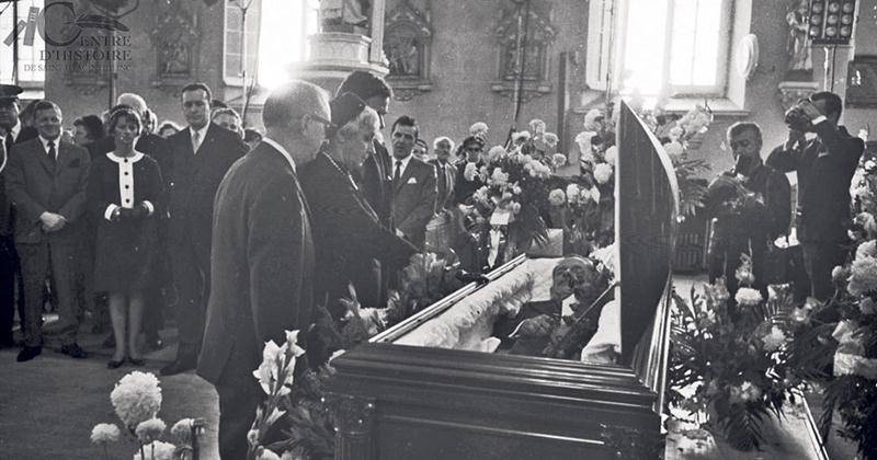 Madame Reine Gagné Johnson devant le cercueil de son époux, dans l’église de Saint-Pie.