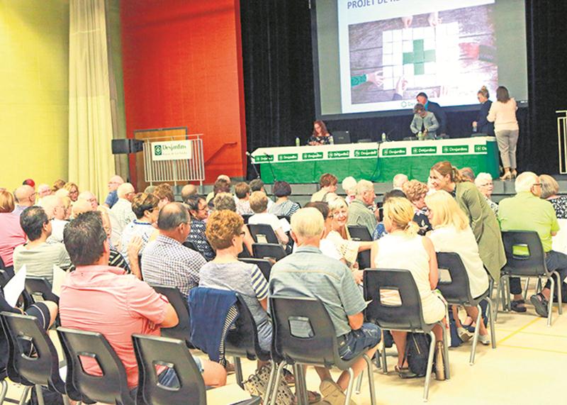 Le Centre sportif et culturel de Saint-Pie a fait salle comble lundi soir. Les membres de la Caisse Desjardins de Val-Maska, qui regroupe les centres de services de Saint-Pie et de Saint-Damase, étaient conviés à se prononcer sur un projet de regroupement avec la Caisse de la Région de Saint-Hyacinthe. Photo Robert Gosselin | Le Courrier ©