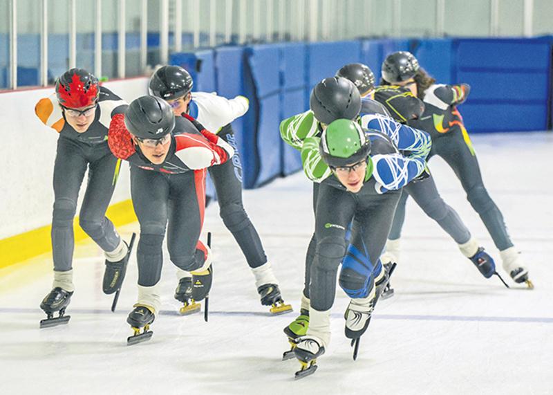 Le club de patinage de vitesse de Saint-Hyacinthe s’associe avec ceux de Longueuil et Sainte-Julie quelques fois par saison pour que ses athlètes puissent s’entraîner avec d’autres jeunes du même calibre. Photo François Larivière | Le Courrier ©