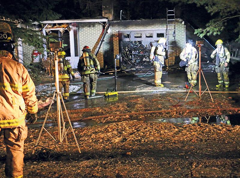 Les pompiers n’ont pas pu sauver la résidence où le feu s’est déclaré samedi soir. Photo Olivier Joyal