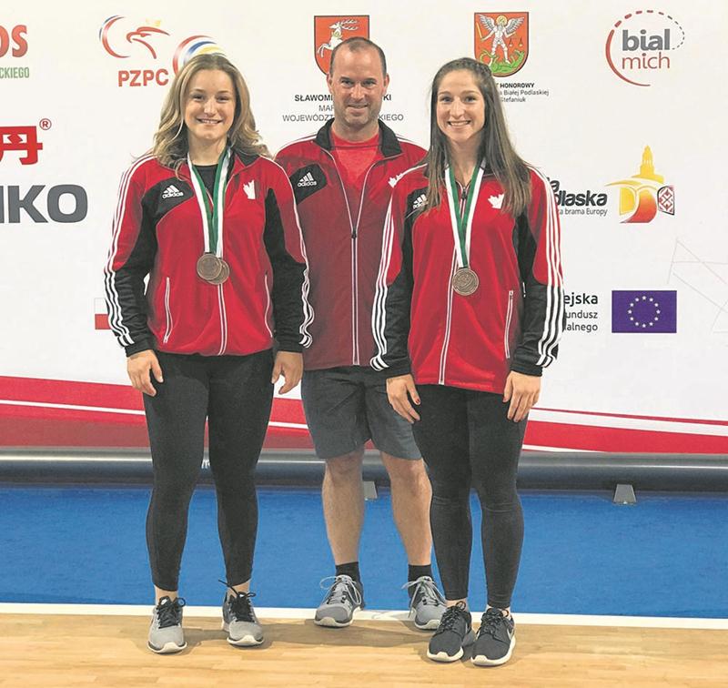 Sur la photo, on retrouve Magalie Roux, l’entraîneur Denis Desgranges et Caroline Lamarche-McClure qui ont représenté La Machine Rouge au Championnat du monde universitaire d’haltérophilie.   Photo courtoisie