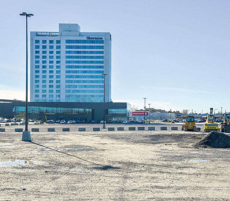Un nouvel hôtel pourrait voir le jour sur le quadrilatère occupé par les Galeries St-Hyacinthe et le Sheraton.  Photo François Larivière | Le Courrier ©