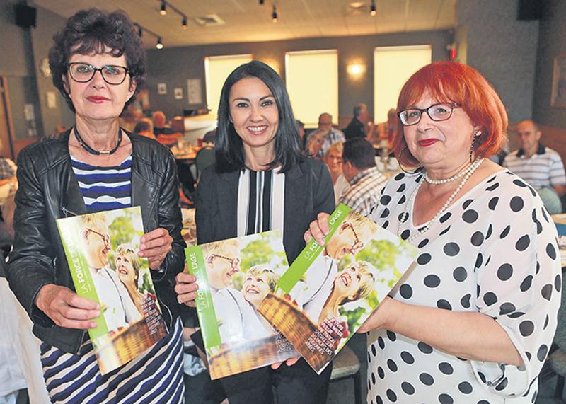 On reconnaît, dans l’ordre habituel, Judith Gagnon, présidente de l’AQDR nationale, Chantal Soucy, députée de Saint-Hyacinthe, et Rosetta Bruno, présidente de L’AQDR Richelieu-Yamaska, tenant chacune un exemplaire de l’édition spéciale contenant les revendications de l’organisme pour garantir le mieux-être des aînés.