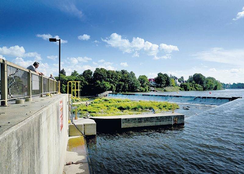 La centrale T.-D.-Bouchard possède une puissance installée de 2,55 mégawatts et appartient à l’entreprise Algonquin Power. On aperçoit ici le canal d’entrée de la centrale.