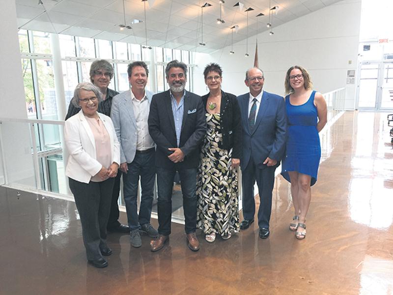 Le ministre du Patrimoine canadien et du multiculturalisme, Pablo Rodriguez, a été reçu par la direction du Centre des arts Juliette-Lassonde vendredi. La députée Brigitte Sansoucy avait aussi tenu à le saluer. Photo Martin Bourassa | Le Courrier ©