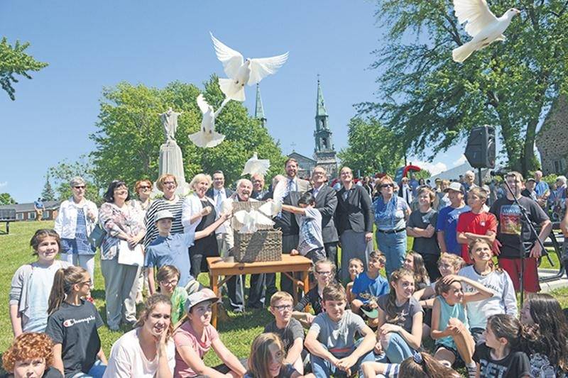 Les enfants de l’école Saint-Denis ont participé à l’inauguration sous la forme d’une chorale. À la fin de la cérémonie, les dignitaires et les organisateurs ont relâché des colombes, symbole de la liberté.