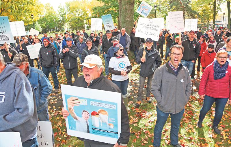 Après une longue marche sur l’artère principale de Granby, près de 300 producteurs laitiers se sont rassemblés au Parc Miner. Ceux-ci souhaitaient exprimer publiquement leur mécontentement dans le cadre du nouvel accord de libre-échange entre le Canada, les États-Unis et le Mexique.  Photo Christophe Boisseau-Dion | La Voix de l’Est ©