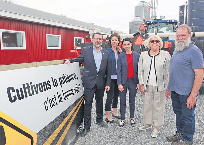 Sur la photo dans l’ordre habituel, Christian St-Jacques, président de la Fédération de l’UPA de la Montérégie; Julie Robert, conseillère à l’aménagement à la Fédération de l’UPA de la Montérégie; Chantal Soucy, députée de Saint-Hyacinthe; Francine Morin, préfet de la MRC des Maskoutains; et André Mousseau, président du syndicat de l’UPA, Vallée maskoutaine.