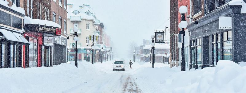 Il sera permis cet hiver de se stationner sur rue la nuit à Saint-Hyacinthe, sauf lorsque les équipes de déneigement seront en action, évidemment. De toute façon, bonne chance pour trouver une place s’il tombe autant de neige que les 14 et 15 mars 2017, alors que Saint-Hyacinthe avait reçu 74 cm de neige!  Photothèque | Le Courrier ©