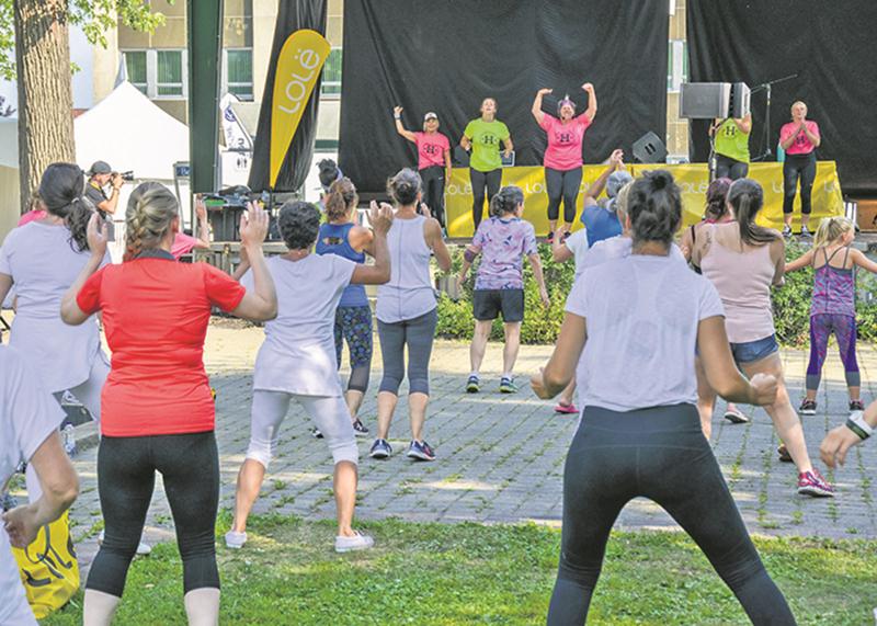 Zumba en couleurs animée par Marie-Michèle Gilbert de Hipnoze Mise en forme, question de se dégourdir les jambes!