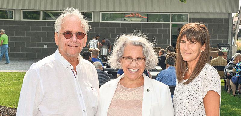 Guy Lemieux, président du conseil d’administration, Brigitte Sansoucy, députée de Saint-Hyacinthe-Bagot, et Guylaine Moore, directrice générale, ont pris part à l’épluchette de blé d’Inde annuelle du Centre psychosocial Richelieu-Yamaska. Photo François Larivière | Le Courrier ©
