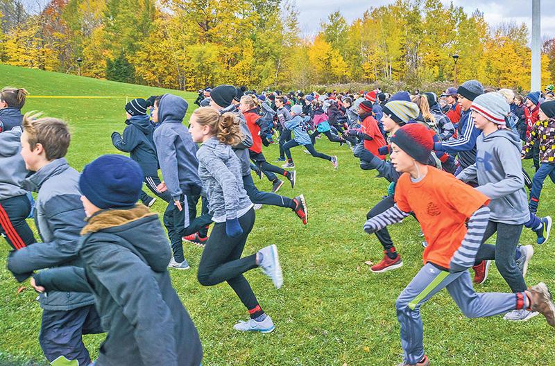 Les jeunes des écoles de la région ont répondu en grand nombre à l’invitation de la CSSH afin de participer à la 10e édition de son cross-country au parc Les Salines. Photo François Larivière | Le Courrier ©