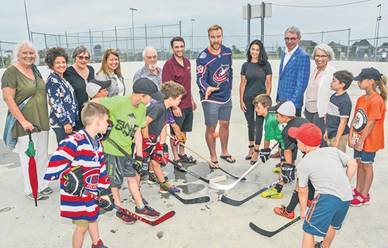 En compagnie de nombreux dignitaires, des membres des Loisirs Bourg-Joli et de résidents du quartier Sacré-Cœur, David Savard a procédé à la mise au jeu protocolaire. Photo François Larivière | Le Courrier ©