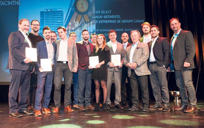 Les représentants des entreprises impliquées dans la construction du centre de congrès sont fiers que leur travail ait été récompensé à trois reprises. Photo courtoisie