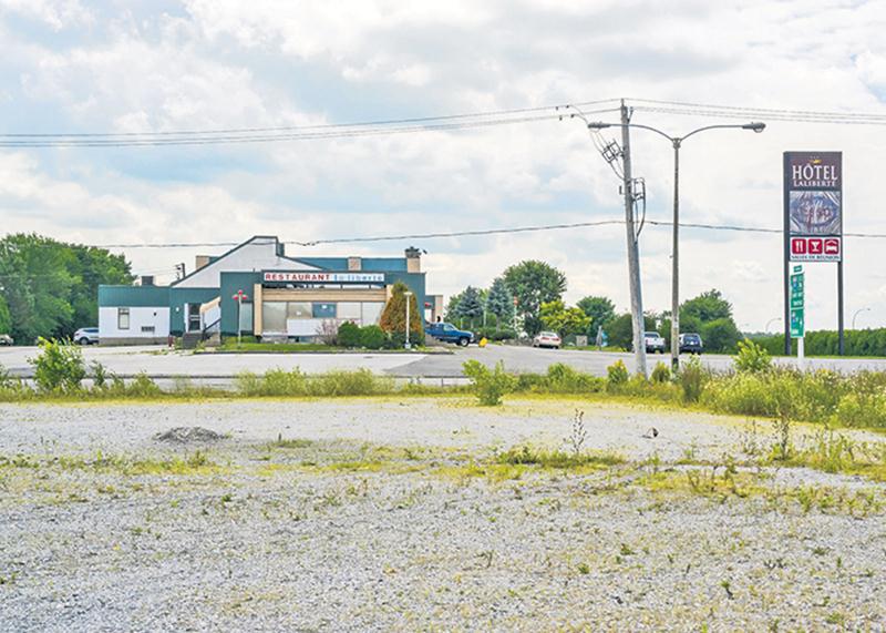 En 1989, le propriétaire du Motel Laliberté, devenu Hôtel Laliberté, souhaitait utiliser le terrain agricole situé en face de son établissement pour agrandir son commerce.   Photo François Larivière | Le Courrier ©