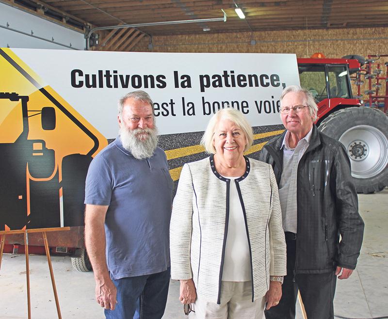 André Mousseau, président du Syndicat de l’UPA de la Vallée maskoutaine, Francine Morin, préfet de la MRC des Maskoutains, et Mario Dupont, président UPA Maskoutains Nord-Est, ont lancé ce printemps la campagne de sensibilisation à la sécurité routière qui est en nomination pour le prix Solidarité / Jean-Paul-Raymond à La grande fête agricole et forestière. Photo courtoisie