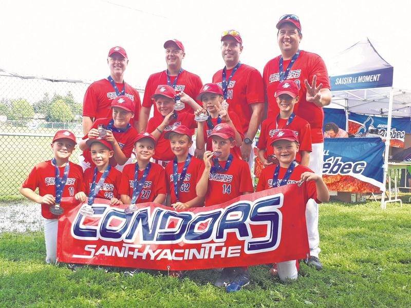 Les Condors atome A ont conclu leur belle saison en montant sur le podium au championnat provincial. Photo courtoisie