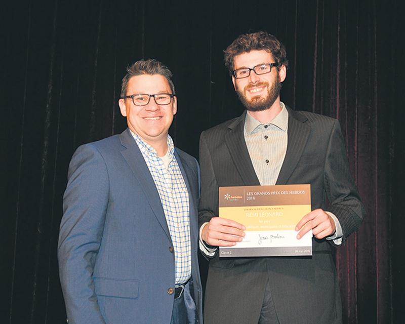 Le journaliste Rémi Léonard recevant son prix des mains de Benoit Caron, vice-président des opérations, TC Média.
