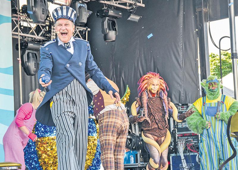 Pour le 50e anniversaire de Télé-Québec, plusieurs animateurs-vedettes des séries télévisées jeunesse ont offert un spectacle commun sur la scène Lassonde. Au premier plan, on reconnait le populaire M. Craquepoutte (Toc Toc Toc) interprété par le comédien Denis Houle.