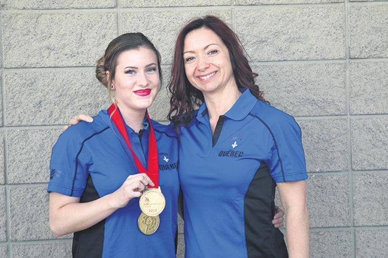 Marie-Soleil Perreault a remporté la médaille d’or en esthétique lors des Olympiades canadiennes des métiers et des technologies qui avaient lieu en juin à Edmonton. Sur la photo, elle est accompagnée de son entraîneuse, Nancy Dumont.