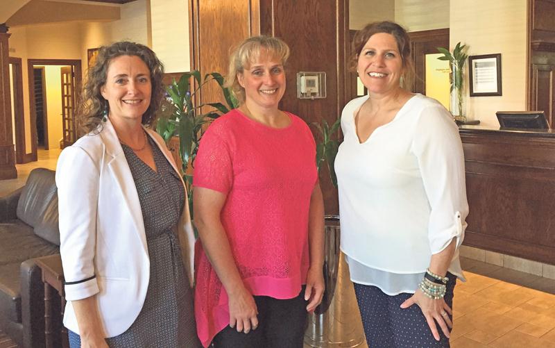 De gauche à droite, Isabelle Compagnat, déléguée au tourisme d’affaires de Saint-Hyacinthe Technopole, Sylvie Gendron, présidente du concours, et Marie-Eve Brodeur, déléguée commerciale au Centre de congrès de Saint-Hyacinthe. Photo courtoisie