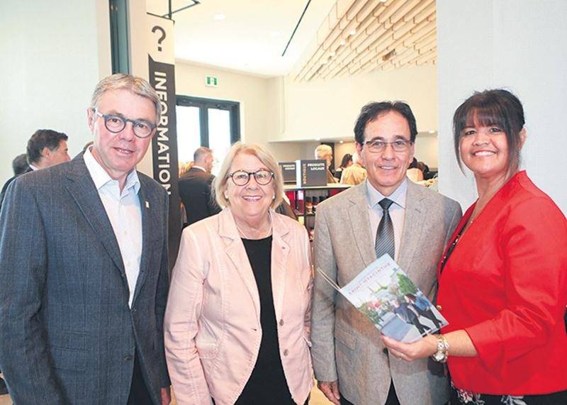 Sur la photo, dans l’ordre habituel, le maire de Saint-Hyacinthe, Claude Corbeil; Francine Morin, préfet de la MRC des Maskoutains; Bernard Forget, président de Saint-Hyacinthe Technopole; et Nancy Lambert, directrice tourisme et congrès de Saint-Hyacinthe Technopole.