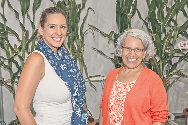 La députée de Saint-Hyacinthe-Bagot, Brigitte Sansoucy, à droite, a visité l’Expo agricole en compagnie de sa collègue de Berthier-Maskinongé, Ruth Ellen Brosseau. Photo François Larivière | Le Courrier ©
