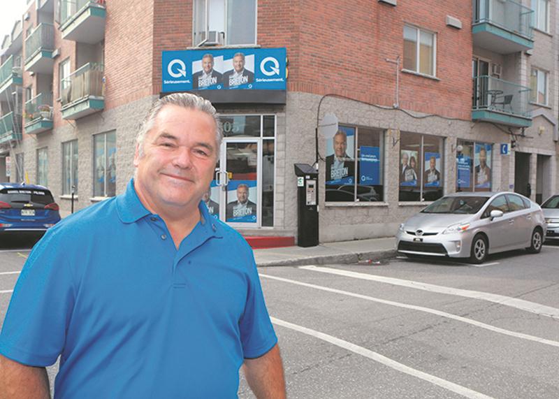 Le candidat péquiste Daniel Breton devant son local de la rue Saint-Antoine, au centre-ville. Une campagne sur deux fronts s’annonce pour lui, alors qu’on l’a vu accompagner son chef Jean-François Lisée à quelques reprises dans le cadre de certaines annonces nationales. En parallèle, il a aussi tenu une conférence de presse ce mardi à Saint-Hyacinthe et s’active à rencontrer en personne les citoyens de la circonscription, a-t-il indiqué.      Photo Robert Gosselin | Le Courrier ©