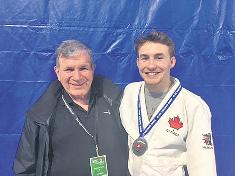 Le judoka Benjamin Daviau s’est illustré avec une médaille d’argent chez les seniors au championnat national ouvert. On le voit ici en compagnie de l’entraîneur Louis Graveline.