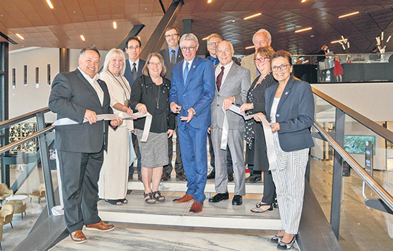 Le maire Claude Corbeil avait invité les membres du conseil actuel, mais également les conseillers en place au moment de prendre la décision de construire le centre de congrès pour le dévoilement de la plaque officielle le 14 juin. En plus du directeur général Louis-Bilodeau, on reconnaît les conseillers et ex-conseillers Alain Leclerc, Stéphanie Messier, André Beauregard, Jacques Denis, Jeannot Caron, Annie Pelletier, Donald Côté, Claire Gagné, Nicole Dion Audette et le maire Claude Corbeil.