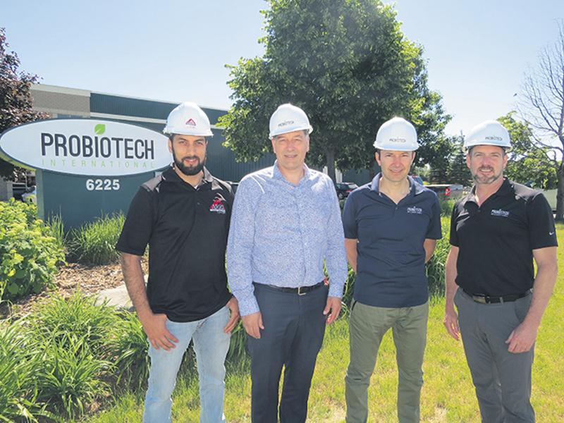 De gauche à droite, Simon Létourneau, chargé de projet chez Arri Construction, André Barnabé, directeur général de Saint-Hyacinthe Technopole, ainsi qu’Ivan Girard et Jean Babineau, copropriétaires de Probiotech International. Photo courtoisie