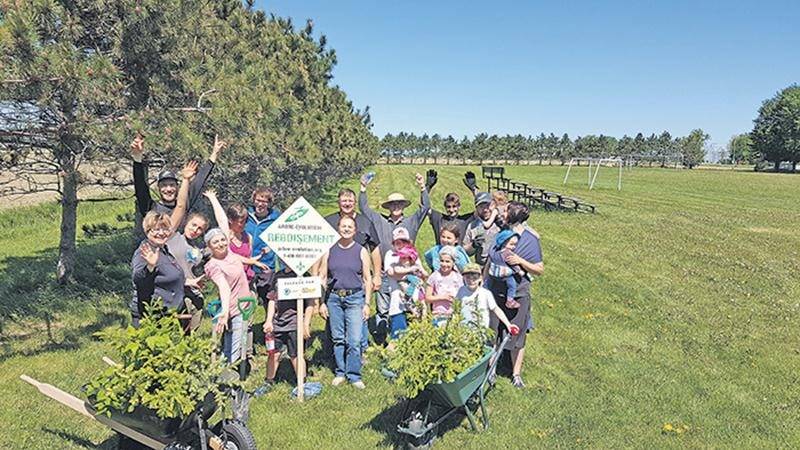 Une vingtaine de bénévoles ont participé au projet de reboisement de la municipalité de Saint-Barnabé-Sud en collaboration avec Arbre-Évolution et le Comité des Citoyens et Citoyennes pour la Protection de l’Environnement Maskoutain.