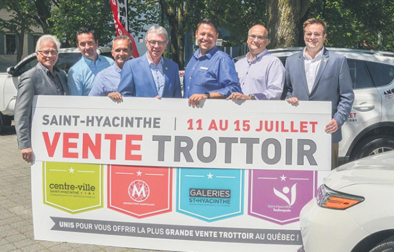 Sur la photo, dans l’ordre habituel, André Brochu, directeur général des Galeries St-Hyacinthe; Simon Cusson, directeur général de la Société de développement du centre-ville (SDC); Daniel Girard, directeur général chez Angers Toyota; Claude Corbeil, maire de Saint-Hyacinthe; Francis Levesque, directeur des ventes chez Angers Toyota; Charles Côté, directeur marketing et communication du Groupe Robin; et Claude Rainville, directeur du développement commercial à Saint-Hyacinthe Technopole.