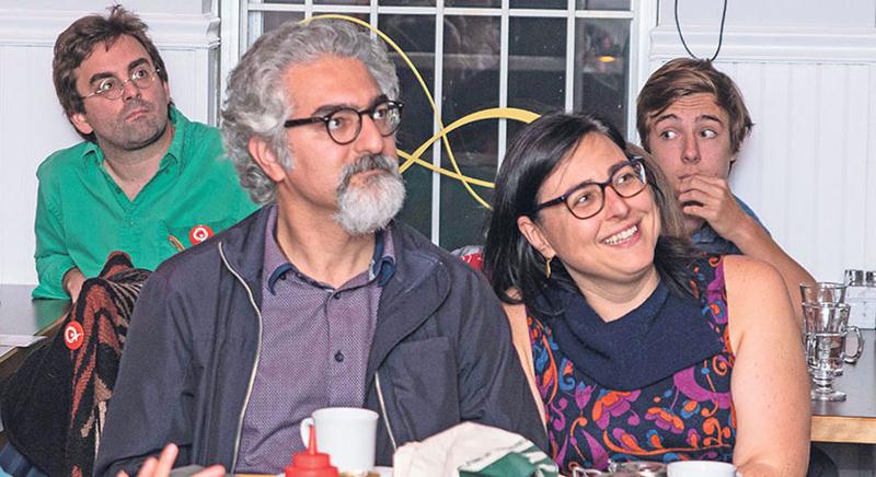 Lundi soir, Marijo Demers a suivi la soirée électorale avec ses proches et quelques dizaines de sympathisants au restaurant Jamais vu. Avec la percée de Québec solidaire un peu partout au Québec, l’ambiance était à la fête. Photo Martin Lacasse | Le Courrier ©
