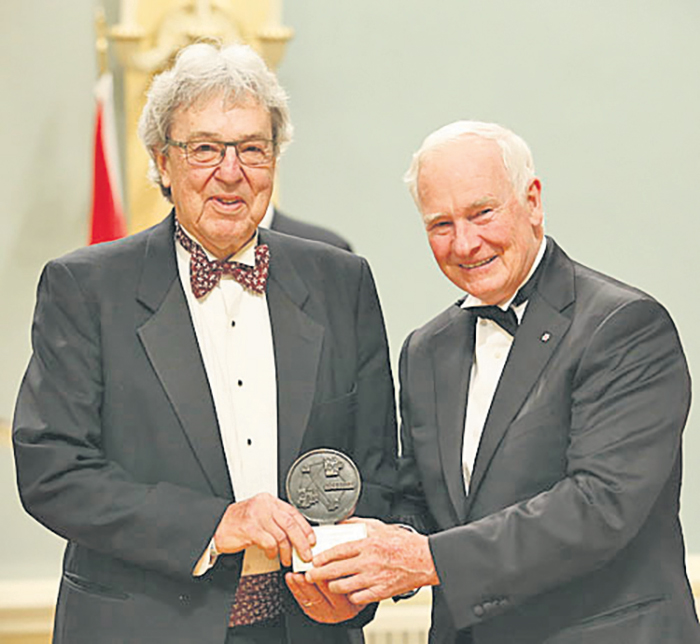Alain Guilbert photographié au mois d’août 2014 en compagnie de David Johnston, Gouverneur général du Canada, lors de la remise du prix Michener-Baxter à Rideau Hall.