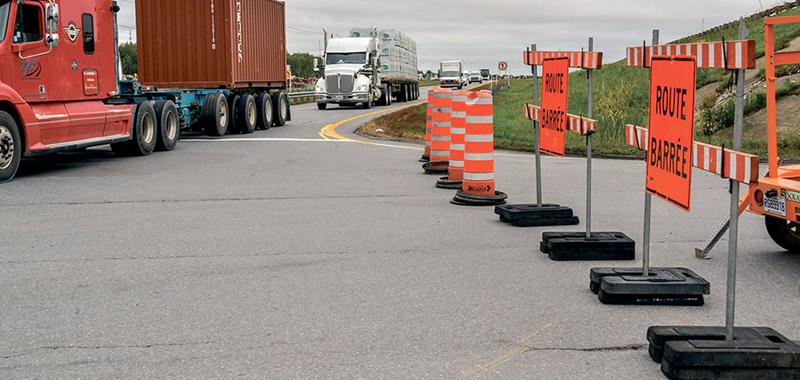 La circulation de l’autoroute 20 en direction ouest était déviée dans les bretelles d’accès ce mercredi à Saint-Simon. La situation devrait être similaire ce jeudi. Photo François Larivière | Le Courrier ©