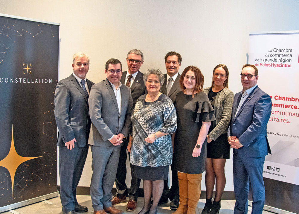 Le comité organisateur et les partenaires prestiges de l’édition 2019 du Gala Constellation. Dans l’ordre habituel, Charles Fillion (MRC des Maskoutains), Martin Brisebois (Centre Desjardins Entreprise Vallée du Richelieu-Yamaska), Claude Corbeil, maire de Saint-Hyacinthe, Jacqueline Rainville, présidente de la Chambre de commerce de la grande région de Saint-Hyacinthe, André Barnabé (Saint-Hyacinthe Technopole), Elyse Macdonald (Therrien Couture), Marie-Pier Laliberté (Banque de développement du Canada) et Daniel Massicotte (Groupe Robin). Photo Martin Lacasse