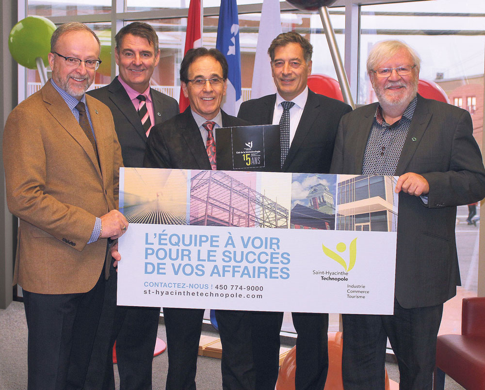 De gauche à droite : Serge Bossé, directeur général de la Caisse et président du conseil d’administration de Desjardins Entreprises Vallée du Richelieu-Yamaska; Richard Arsenault, directeur de Desjardins Entreprises Vallée du Richelieu-Yamaska; Bernard Forget, président du conseil d’administration de Saint-Hyacinthe Technopole; André Barnabé, directeur général de Saint-Hyacinthe Technopole; et Mario Dussault, président de la Caisse Desjardins de la Région de Saint-Hyacinthe. Photo courtoisie