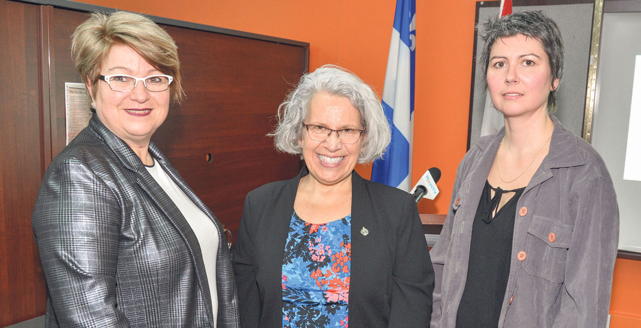 Sur la photo, de gauche à droite, Sylvie Gosselin, directrice générale de la municipalité de Saint-Barnabé-Sud; Brigitte Sansoucy, députée fédérale de Saint-Hyacinthe-Bagot; et Sophie Godde, directrice générale de la Corporation de développement de la rivière Noire. Photo François Larivière | Le Courrier ©