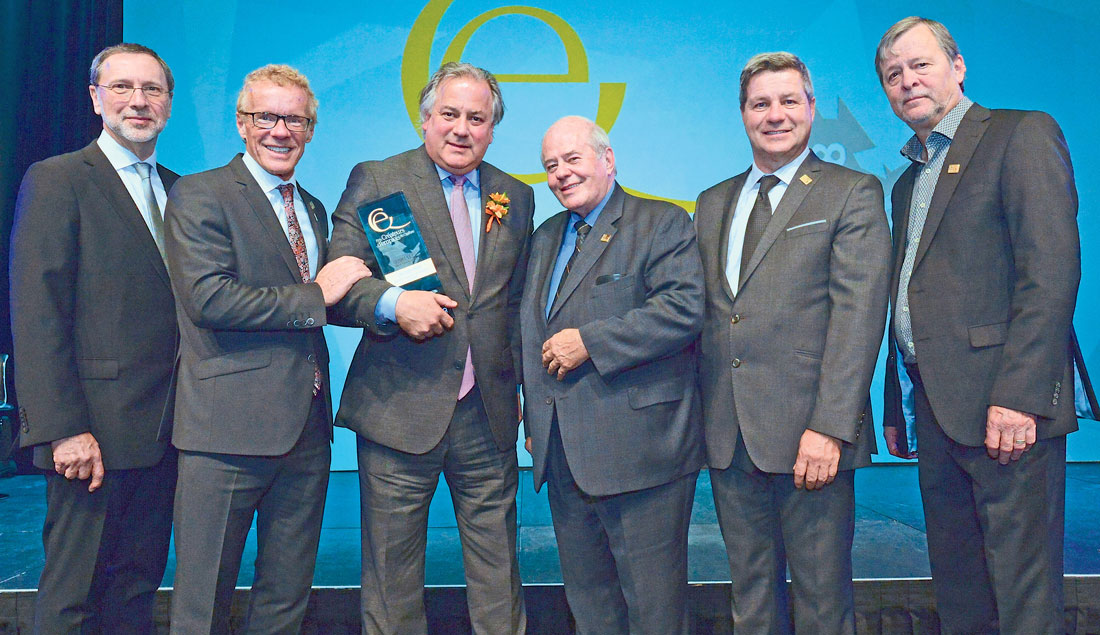 De gauche à droite, Yves-Thomas Dorval, président-directeur général du Conseil du patronat du Québec; Jean Boulet, ministre du Travail, de l’Emploi et de la Solidarité sociale; Paul Beauchamp, premier vice-président d’Olymel; Léopold Beaulieu, président-directeur général de Fondaction; Pierre Cassivi, président et fondateur des Prix Créateurs d’emplois du Québec; et Pierre Dolbec, président de la Corporation des parcs industriels de Québec. Photo Gilles Fréchette