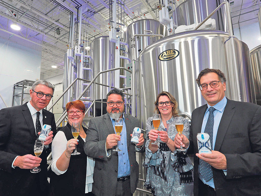Sur la photo, dans l’ordre habituel, Claude Corbeil, maire de Saint-Hyacinthe; Annie Pelletier, conseillère municipale du district Saint-Sacrement; François Grisé, président-directeur général de la Brasserie Olten; Karine Guilbault, directrice du développement industriel à Saint-Hyacinthe Technopole; et André Barnabé, directeur général de Saint-Hyacinthe Technopole. 
Photo Robert Gosselin | Le Courrier ©