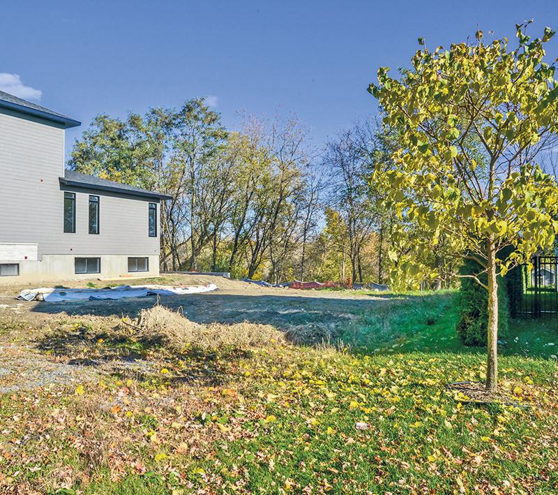 C’est ce terrain de la rue Girouard Est qui a été vendu à la Ville pour 215 000 $ par les Constructions Robin. Photo François Larivière | Le Courrier ©